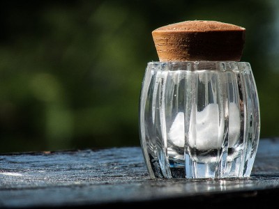 imagem de um pote com sqal referindo-se  reportagem sobre os alimentos com altos dices de sdio